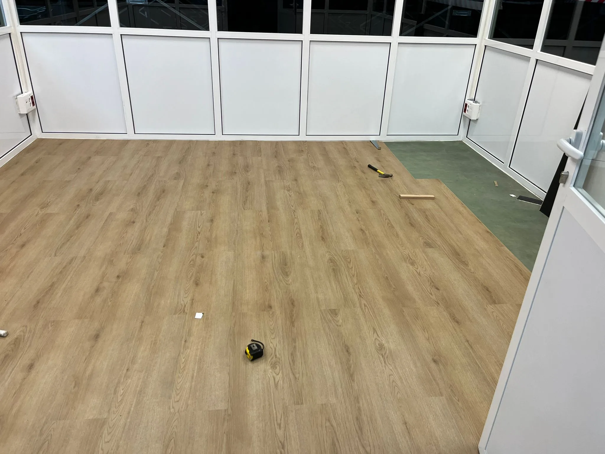 Cerramiento de oficina y estancia en nave industrial con perfilería de aluminio - es 6